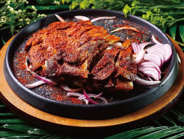 辛香汇名菜九寨沟烤羊排，传承四川藏羌美食文化